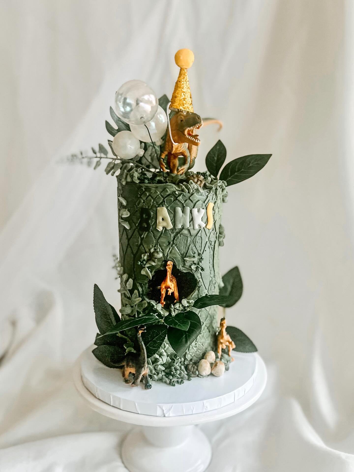 Happy 3rd birthday, Banks! 🦖🦕

Banks&rsquo; mom ordered this 4&rdquo; chocolate cake (4&rdquo; diameter, approx 9 inches tall), cookies and cupcakes. She just gave me the theme and told me the rest was up to me! 

I loved the idea of a t-Rex in a p