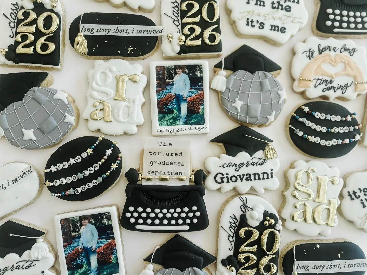 &ldquo;It&rsquo;s me, hi, I&rsquo;m the ✨graduate ✨ it&rsquo;s me&rdquo;

Congratulations, Giovanni! You survived high school AND graduated early!!! 😮&zwj;💨🙌🏾

(So many custom cookies this month! 😳 Thank you all so so so much for your orders! Al