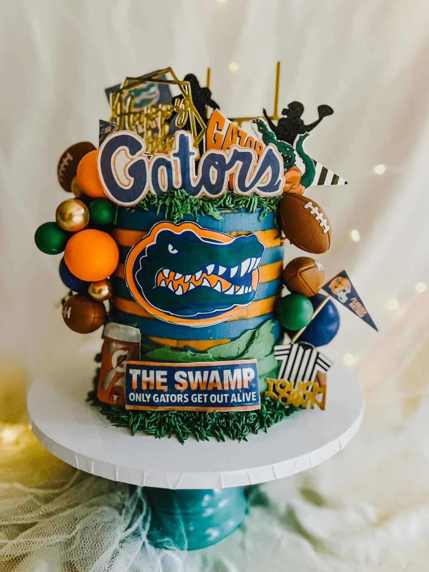 Oh wow look at what I found! 

It&rsquo;s &ldquo;Custom Orders I Forgot to Post Months Ago: Part 2&rdquo;!!! 

This 6&rdquo; Florida Gators birthday cake (marble cake with vanilla buttercream) was part of the order for the Elvis cake I made, back in 