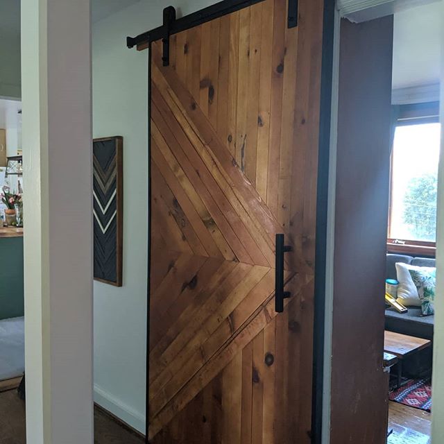 A few more shots of the barn door install that I finished up last week.
#barndoor #moderndecor #interiorinspo #interiorstyle #reclaimed #functionalart #woodart #moderndesign #rusticdecor #woodworking #interiorandhome #homedecor #homerennovation