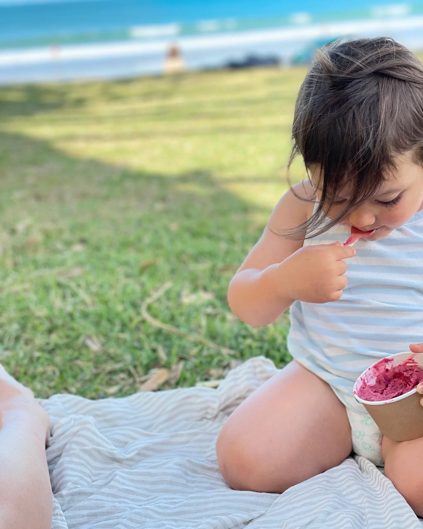 Summer ☀️

.

.

.

.

.

.

#twilightlinen #flaxlinen #purelinen #stonewashedlinen #naturalfibers #fittedcotsheet #fittedbassinetsheet #linenthrow #linenbedding #nursery #neutralnursery #smallbusiness #horizonstripe