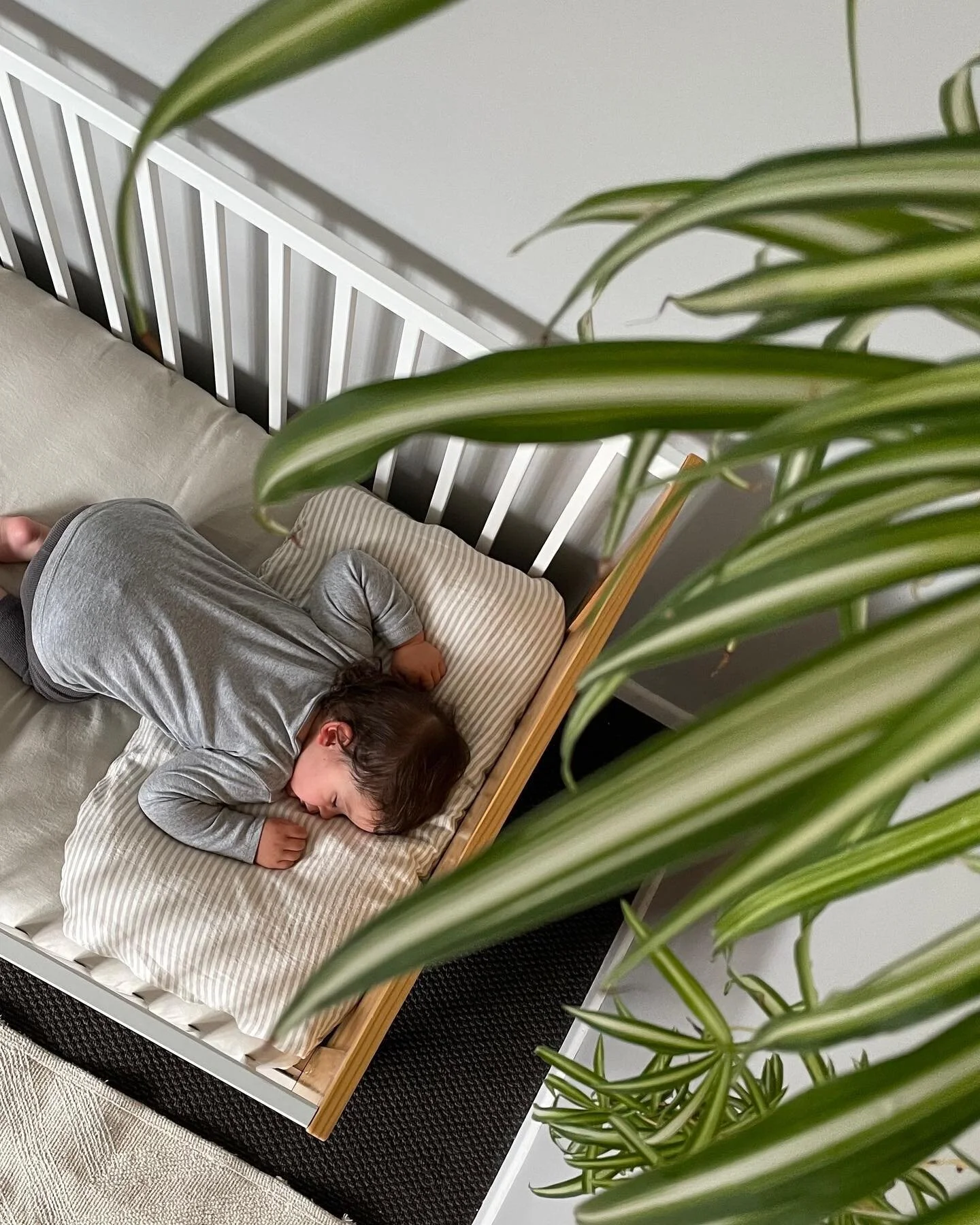 Dreamy afternoon naps 💤

.

.

.

.

.

.

#twilightlinen #flaxlinen #purelinen #stonewashedlinen #naturalfibers #fittedcotsheet #fittedbassinetsheet #linenthrow #linenbedding #nursery #neutralnursery #smallbusiness #horizon #horizonstripe