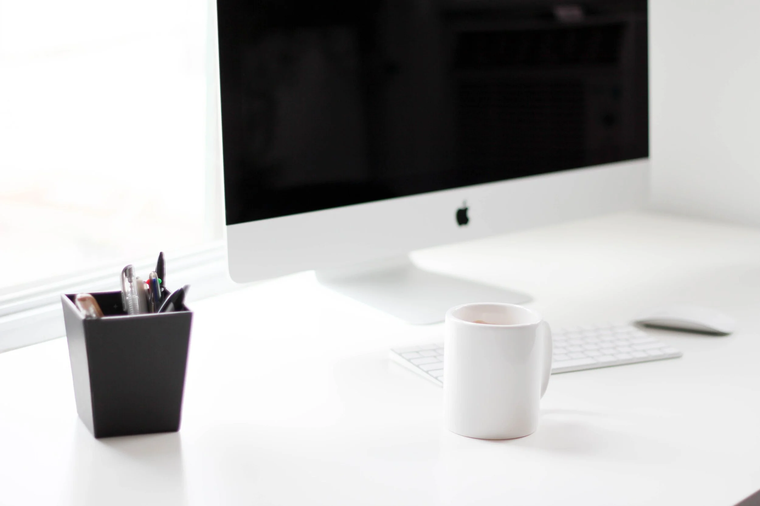 apple-devices-apple-keyboard-blur-coffee-322338.jpg