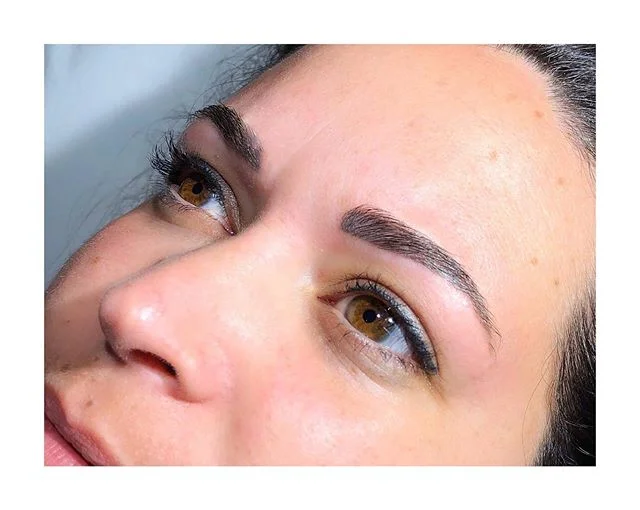 Maquillage permanent des sourcils en ombrage et des yeux en eye-liner 🎁 
#maquillagepermanentlarochelle #larochelle #pmua #pmu #permanentmakeup #sourcils #eyebrows #dermopigmentation #tattoo #lips #eyeliner #amiea #organic #perfectbrows #skinial #de