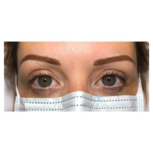 Maquillage Permanent des sourcils en poil &agrave; poil poudré tout juste réalisé (perdra 30% d&rsquo;intensité à la retouche pour un effet plus naturel) 
Et réhaussement teinture de cils 
#maquillagepermanentlarochelle #larochelle #pmua #pmu #