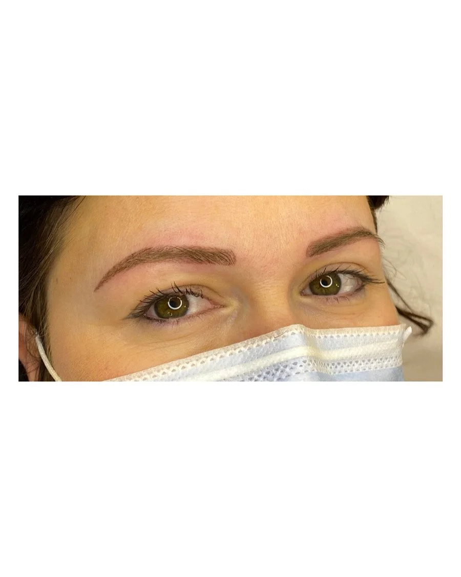 Sourcils poil à poil poudré