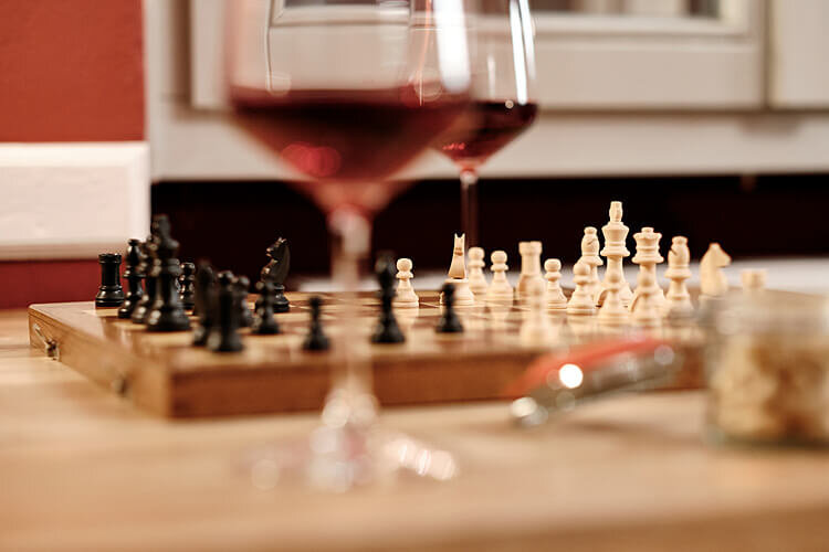 mein-werder-hotel_esszimmer-schach-wein_christoph-duepper.jpg