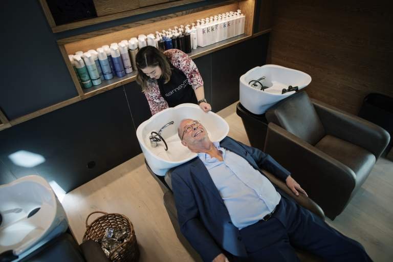 – Av hensyn til kundene har jeg sluttet å klippe dem!