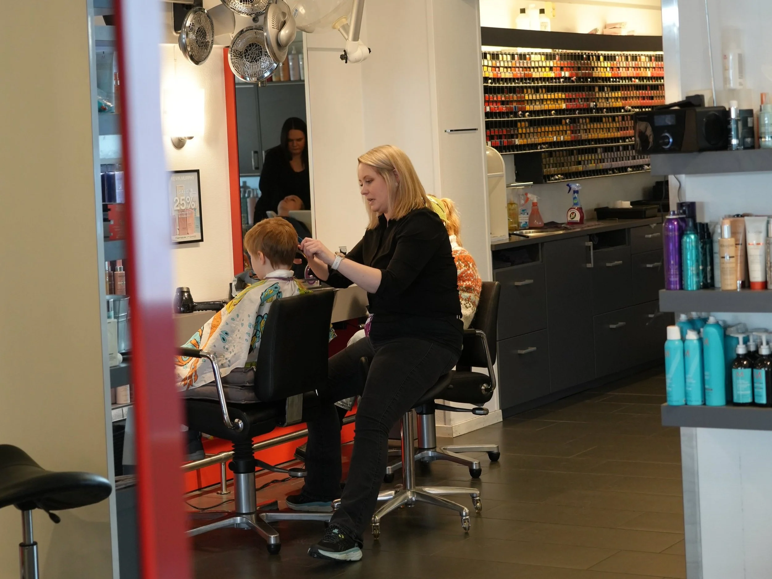 Vi søker dyktig frisør og lærling til salongen vår på Voss