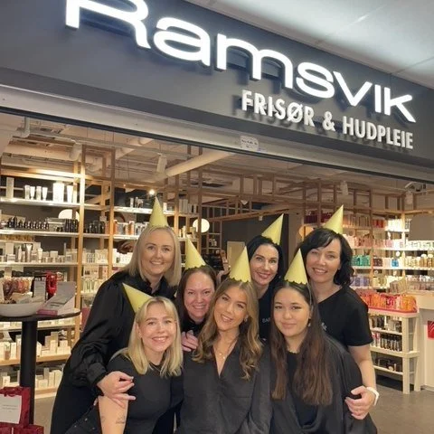 Ny&aring;pning hosRamsvik Arna! 🎈

Fra tirsdag inviterer vi til &aring;pningskampanje med ballonger, feststemning og fantastiske tilbud ✨

Tirsdag&ndash;onsdag&ndash;torsdag f&aring;r du:
✨ 30% p&aring; h&aring;rprodukter
✨ 20% p&aring; hudprodukter