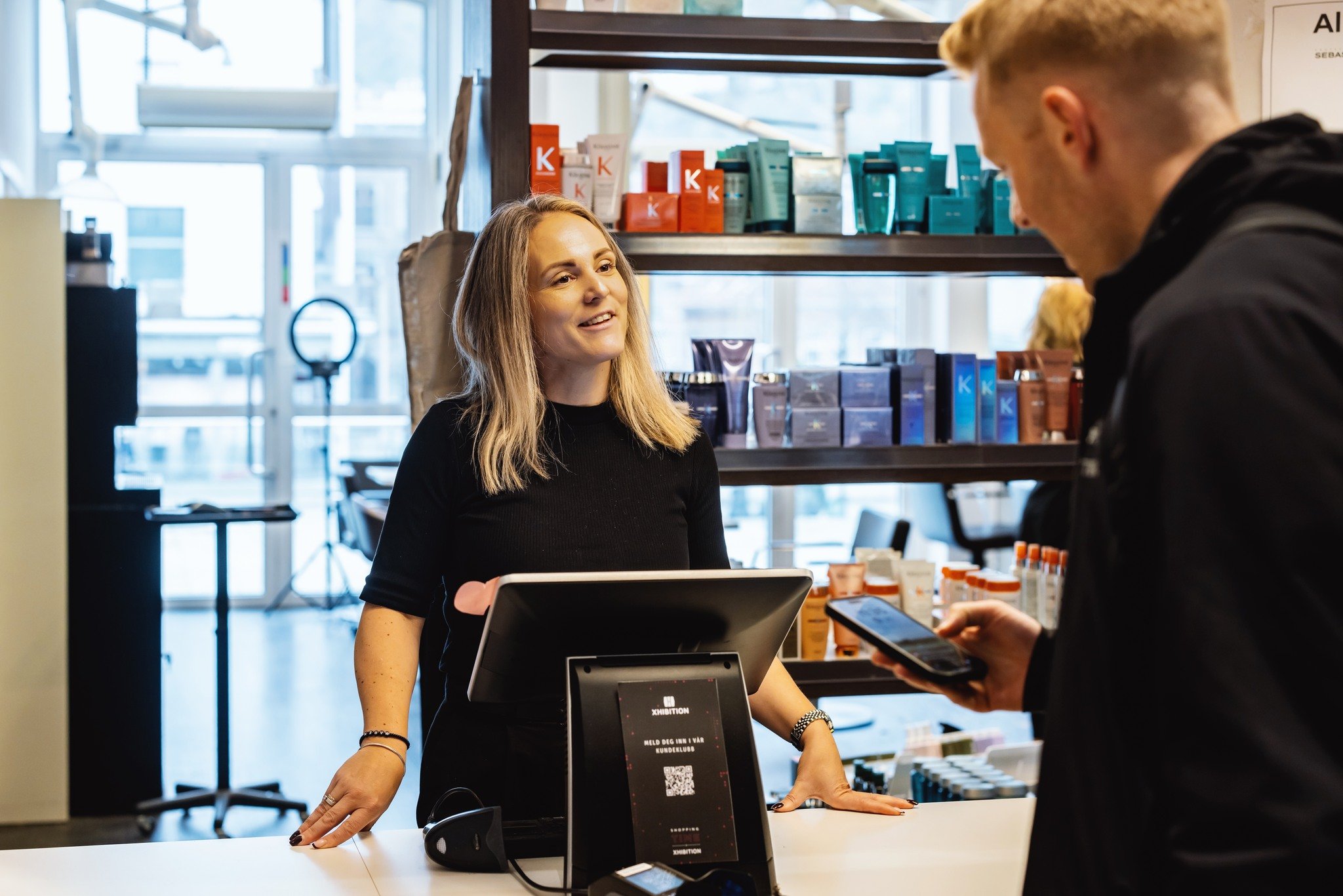 Vil du bli kollega med disse fine folkene? 🩷

Det er full fart i salongene v&aring;re, og n&aring; vil vi ha flere dyktige fris&oslash;rer og l&aelig;rlinger med p&aring; laget.Hos oss blir du en del av et kreativt, inkluderende og faglig sterkt mil