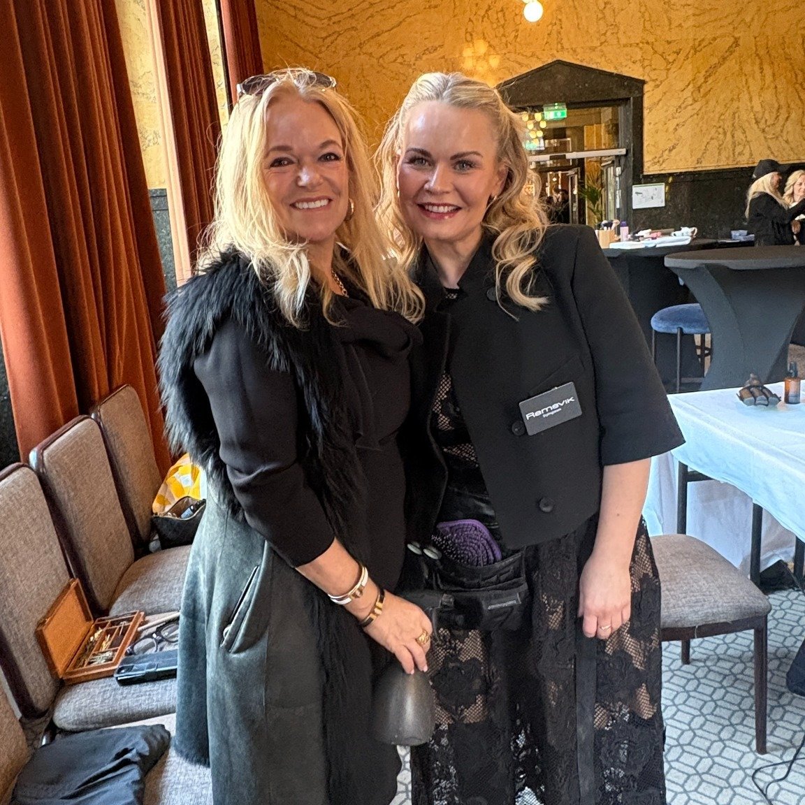Stylingen til Gullruten er i gang ✨

Vi er p&aring; plass p&aring; Hotel Opus, hvor v&aring;re dyktige fris&oslash;rer s&oslash;rger for den siste finishen f&oslash;r kveldens r&oslash;de l&oslash;per.

Stemningen er h&oslash;y, tempoet er oppe &ndas