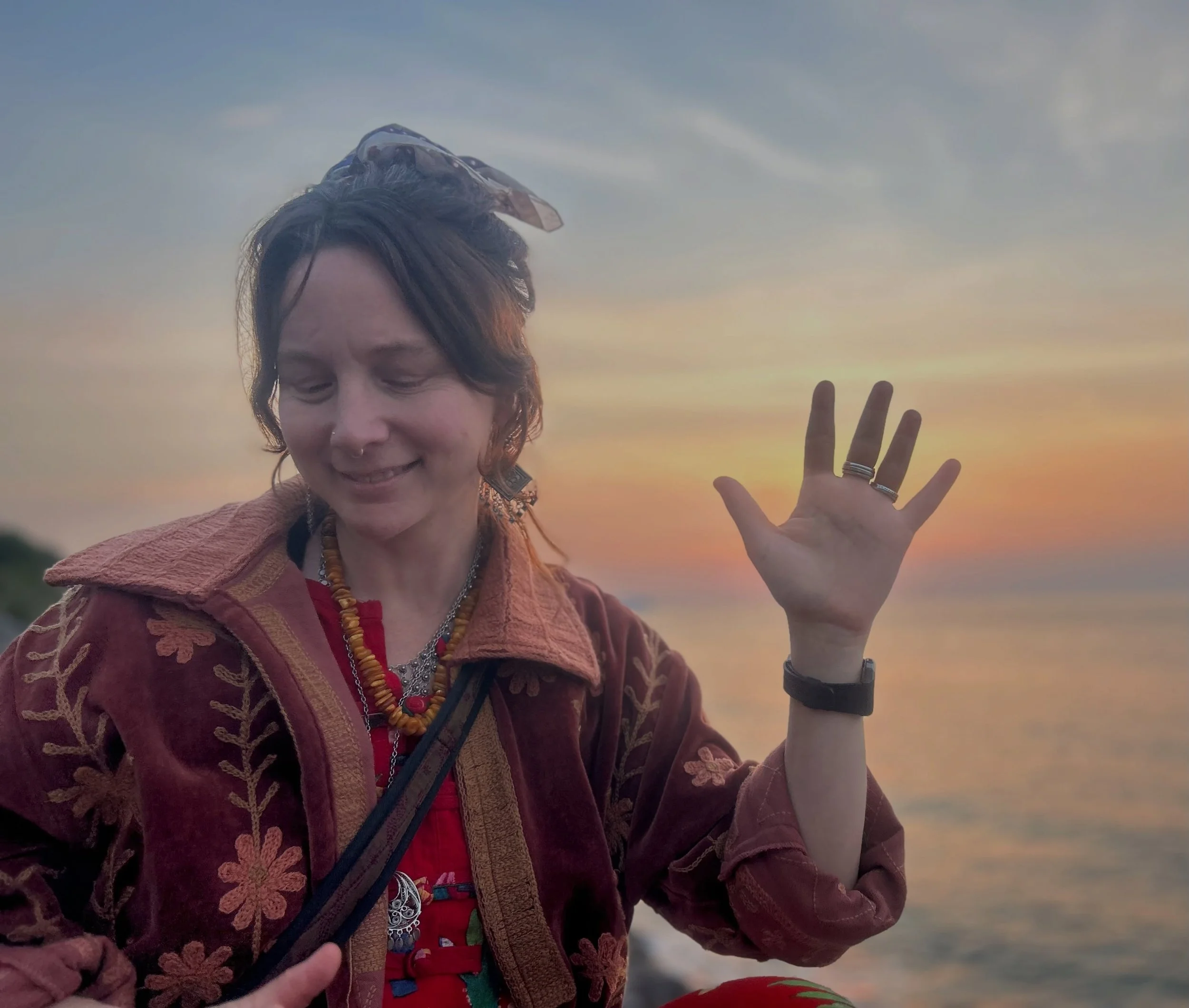 There&rsquo;s something about being beside the sea at sunset that brings me right back into my body. To slow down, breathe, feel the earth beneath me and remember that peace is found in presence, in simply being here, exactly as I am. 

 🌊🌅☀️

📸 @