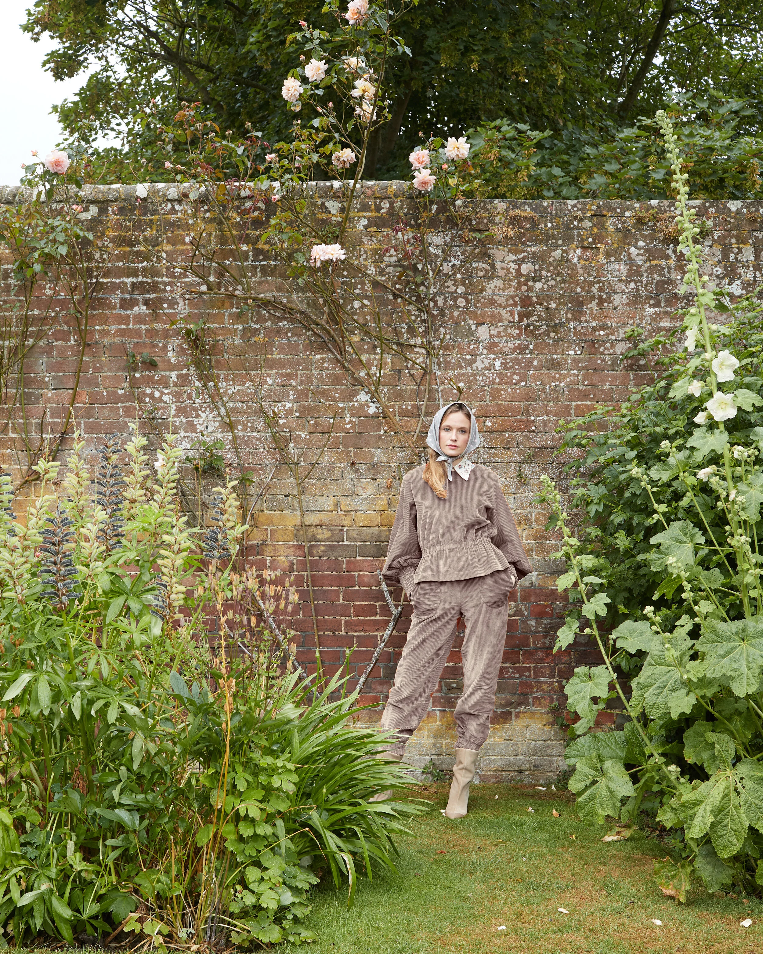 Look7_LeJoggingWithCollar_taupe_1179.jpg