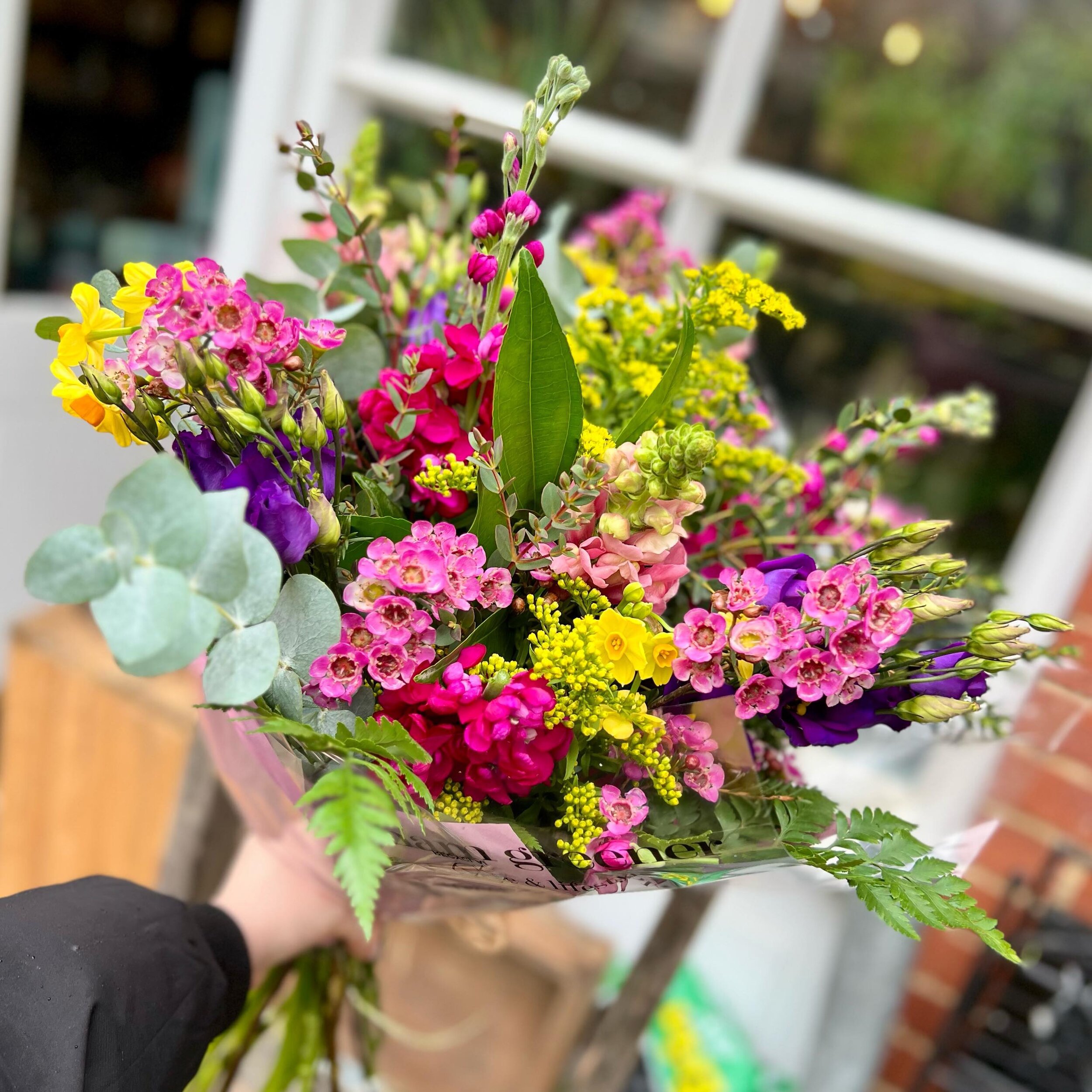 Mega summer vibes from this bright bunch 💜🧡 a great choice when deciding what to go for this Mother&rsquo;s Day!
#floristchoice #brightbouquet #floristy