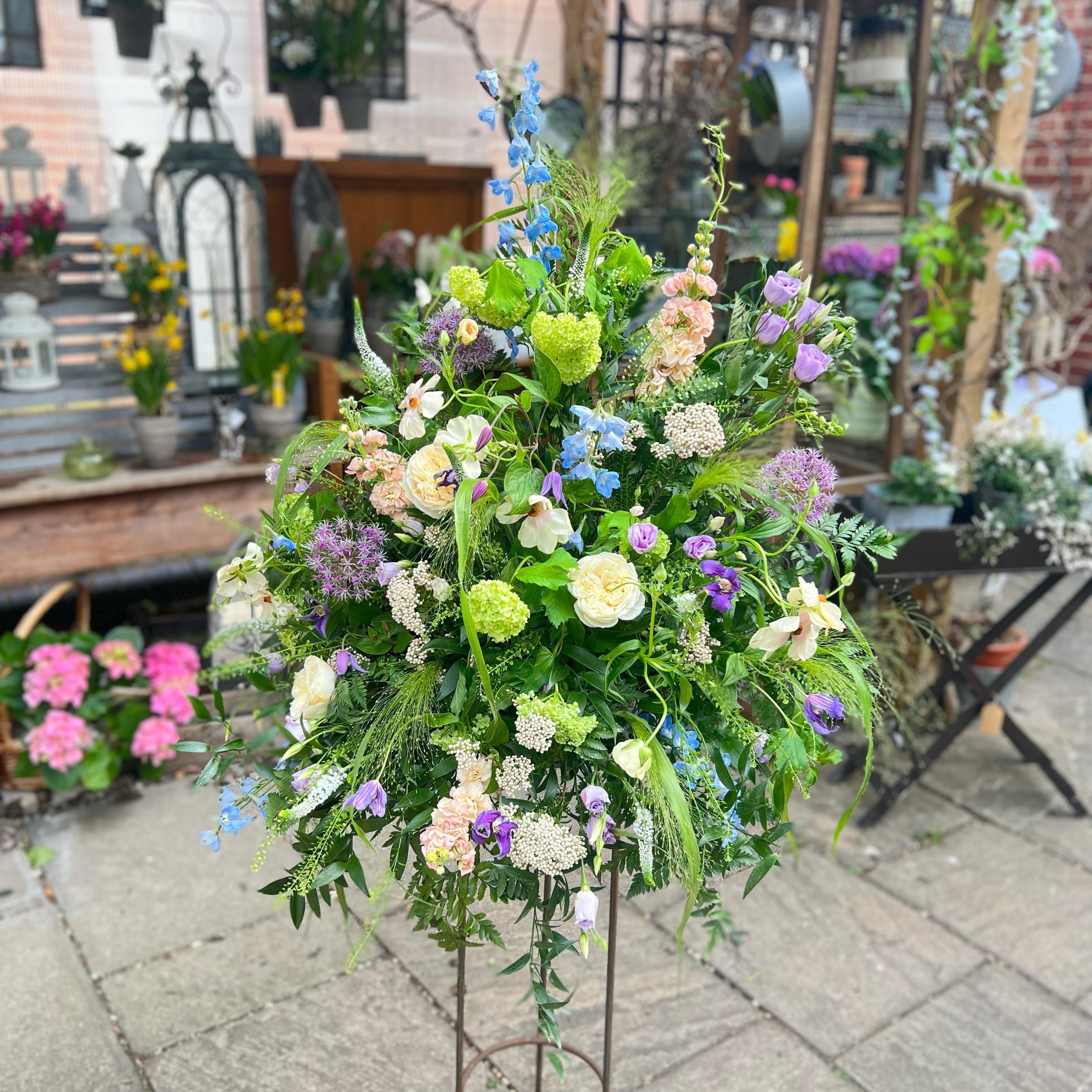 PEDESTAL ARRANGEMENTS✨
One of our favourite features! A gorgeous statement piece perfect for weddings, parties, christenings, events &amp; funerals 🌸 Whether you prefer it on a milk churn, apple crate or just as it comes, we provide it all🤍
Get in 