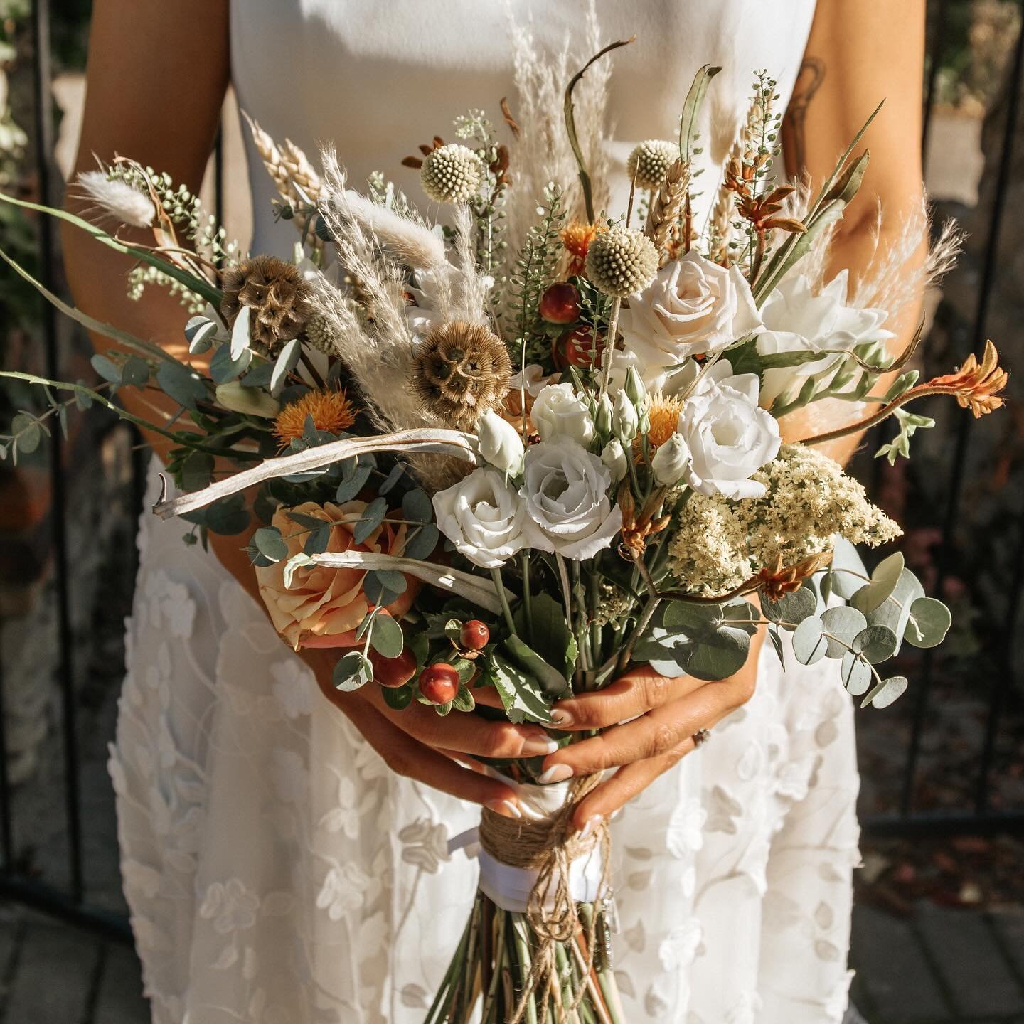 Laura&rsquo;s gorgeous bouquet consisted of lisianthus, carthamus, kangaroo paw, seedheads, mixed pampas and foliage!
💒 @crescentturnerwhitstable
📷 @a.manningphotography.weddings
👰&zwj;♀️ @lauraerrington_ 

#wedding #bridalbouquet #autumn #flowers