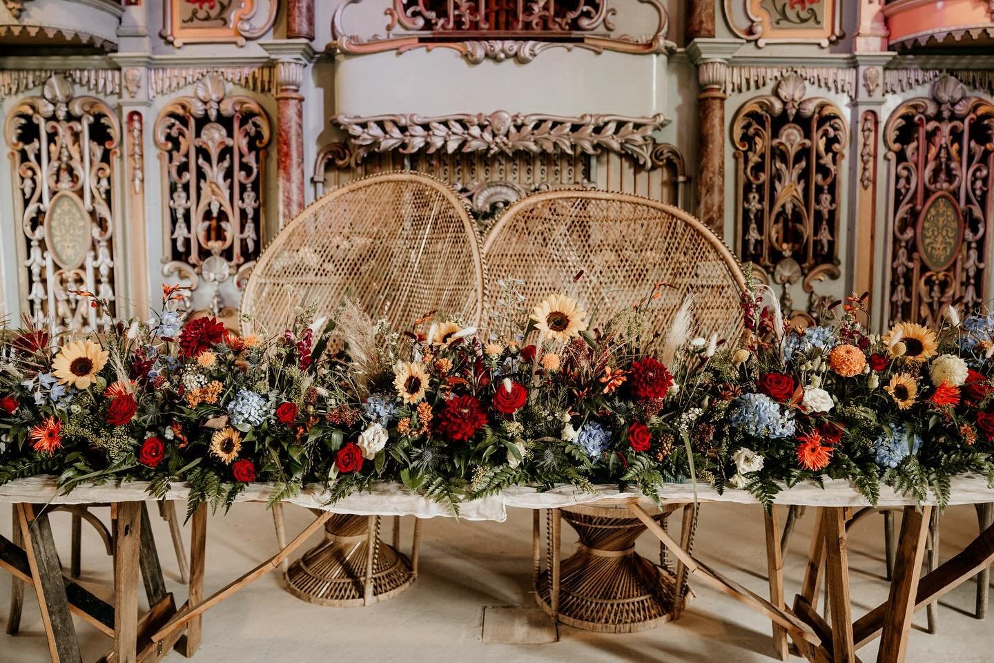 Will never be over this set up for Mr &amp; Mrs Campbell!💍 Thank you Louisa for these stunning snaps✨

💒@prestoncourtweddingvenue
📷@photographybylouisajane
👰&zwj;♀️@kaylabarrington
#wedding #prestoncourtwedding #flowers #florist #bride #kent #whi