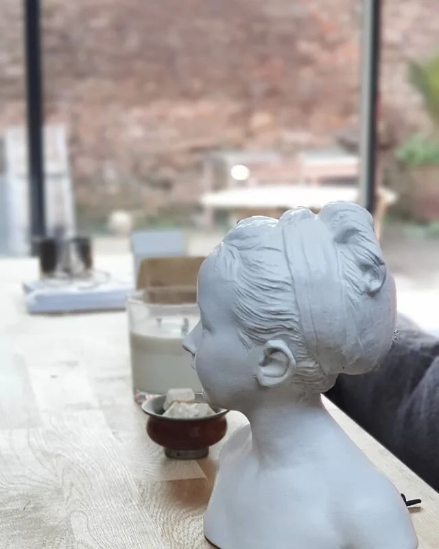 [ H A B I T E R ] 
Habiter petit pour voir grand ? R&eacute;duire l'empreinte &eacute;nerg&eacute;tique globale, devenir de plus en plus autonome, retrouver le bon sens du local et comprendre l'impact &eacute;norme et responsable de notre consommatio