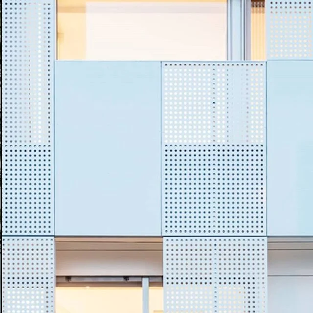 [Confort d'&eacute;t&eacute; ]
Un des points principaux pour optimiser la conception &eacute;nerg&eacute;tique du b&acirc;ti est d'ouvrir de larges baies au sud ! Cet ensoleillement est &eacute;videmment tr&egrave;s b&eacute;n&eacute;fique en hiver. 