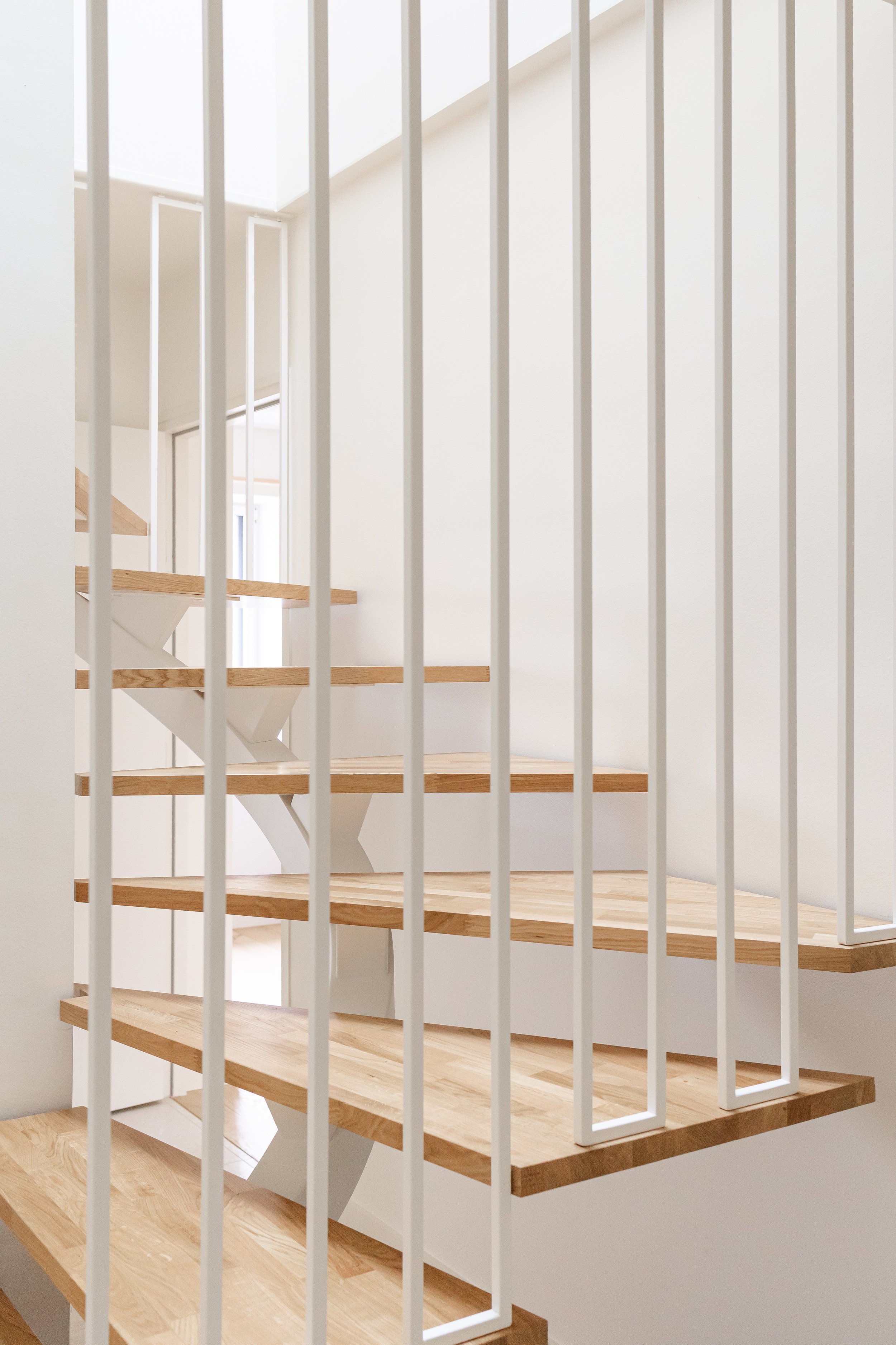 escalier métal blanc et bois