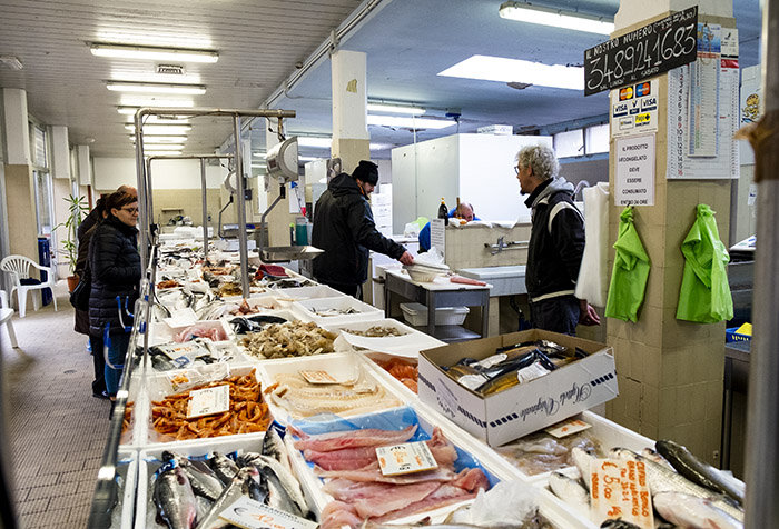 Die große Pescheria in der Markthalle von Görz  (Copia)