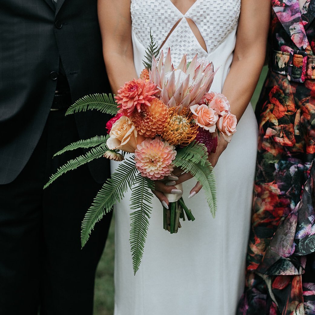 A tropical bouquet mixed with the most equisite local organic dahlias from @theroofcrop for the lovely @jena.gambaccini ✨

Photo: @alishatova