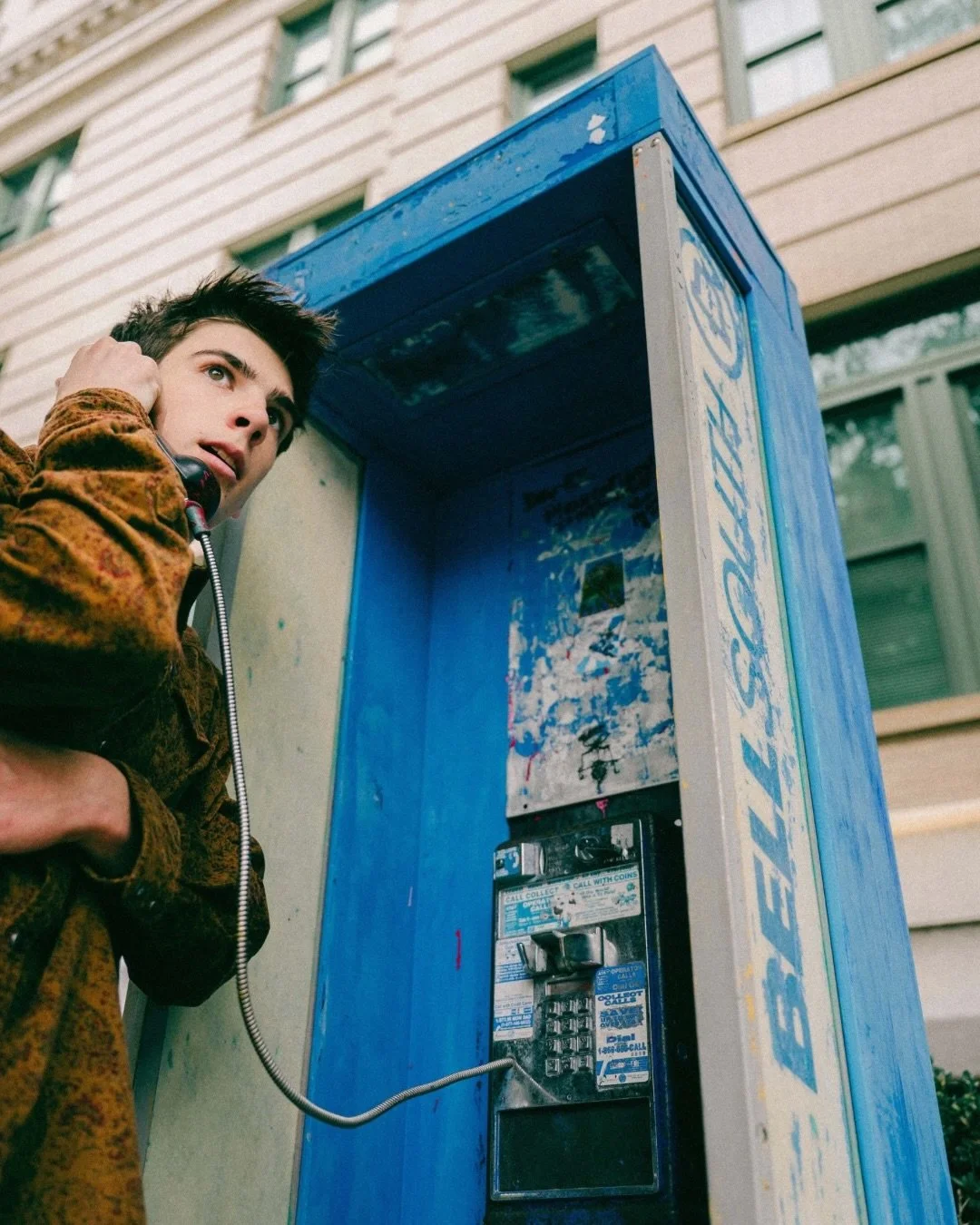 Senior portraits, but with a more editorial feel.

Instead of sticking to a rigid formula, we just leaned into the textures of downtown Asheville - mixing historic stone arches, rich corduroy, and a random pop of color at some vintage newspaper boxes