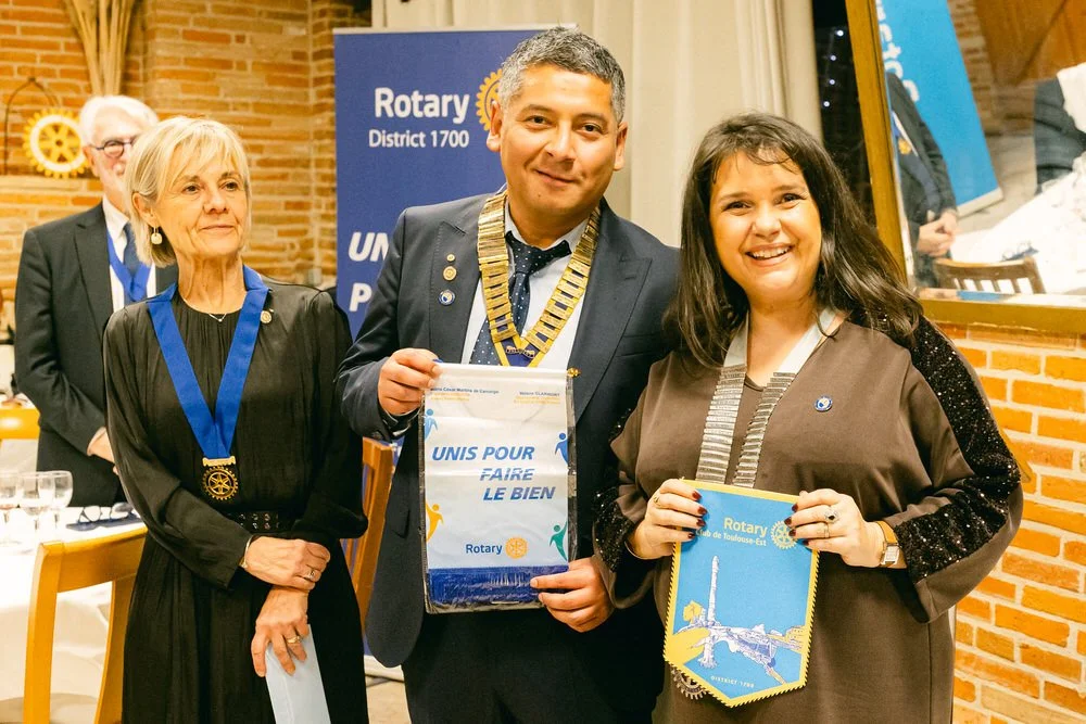 la gouverneur et le president du Rotary club posent pour une jolie photo