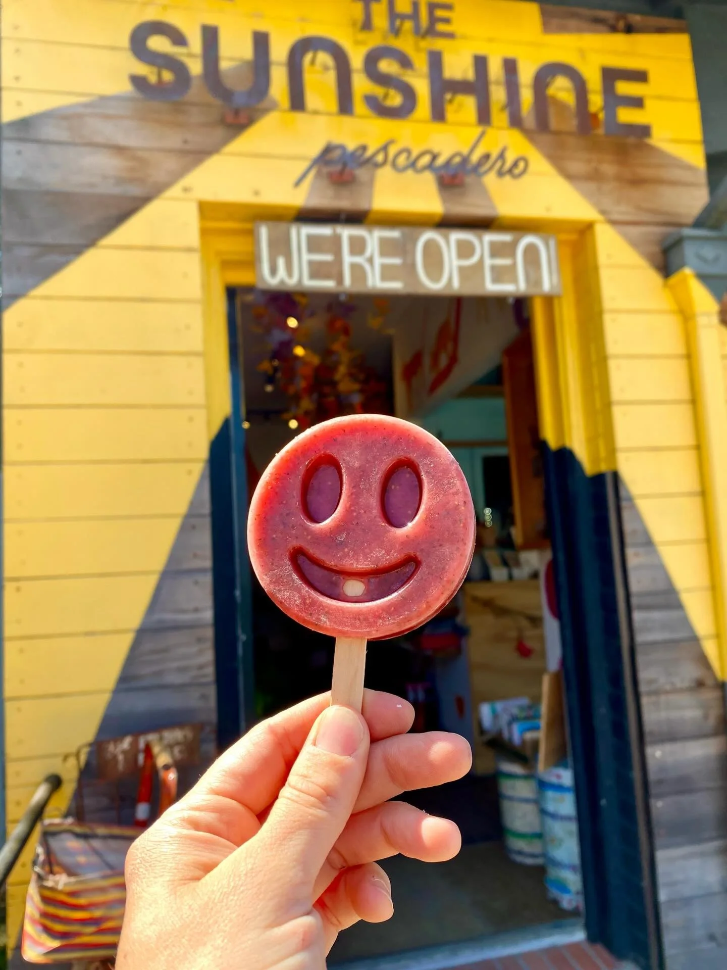 Fresh delivery of @bennipops just arrived!! Strawberry Mint for strawberry season! Vanilla Orange and Fudge. Ready for your enjoyment 😉🍓🍊🍫#honeysweetened #benni #pescadero #downtownpescadero #thesunshinepescadero