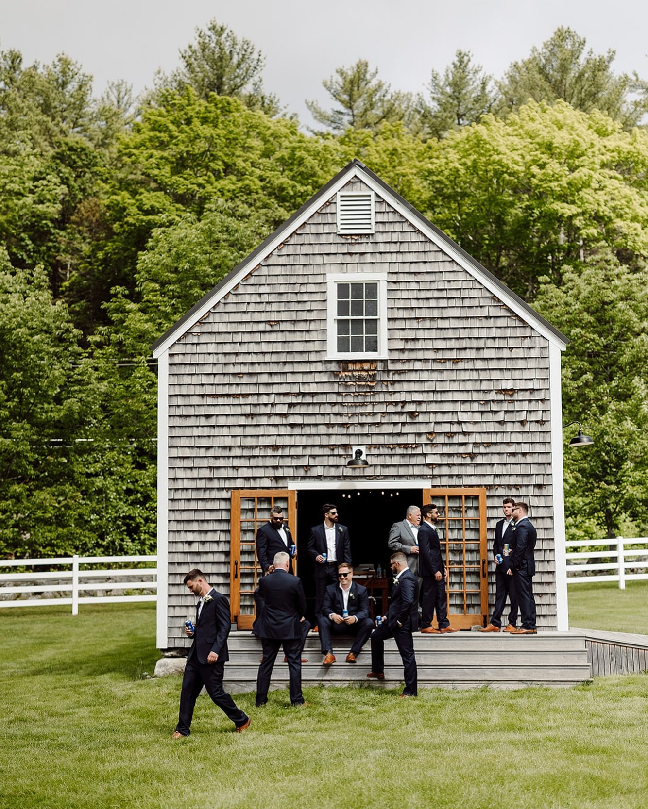 us: . . . where are you getting ready?
most weddings: (shrugs)
grooms at @cunninghamfarmmaine: &ldquo;the carriage barn&rdquo; 🤩
.
.
.
credits:
venue: @cunninghamfarmmaine
photo: @markwspooner // @msp_phototeam
caterer and bar: @fireandco
DJ: @servi