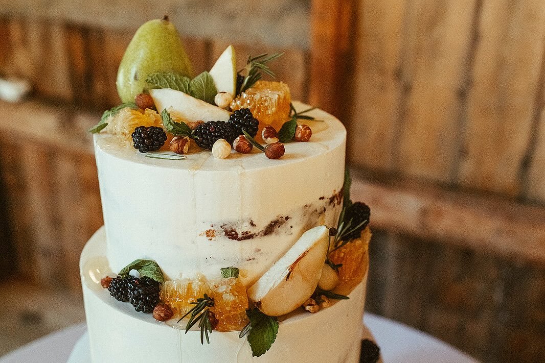 what are you a bigger fan of: the whole pear on top or the drizzly honeycomb? this cake was a showstopper!

and in case you&rsquo;re wondering we&rsquo;re looking at a 2 tier dream - vanilla blueberry cake with honey vanilla buttercream and a lemon c