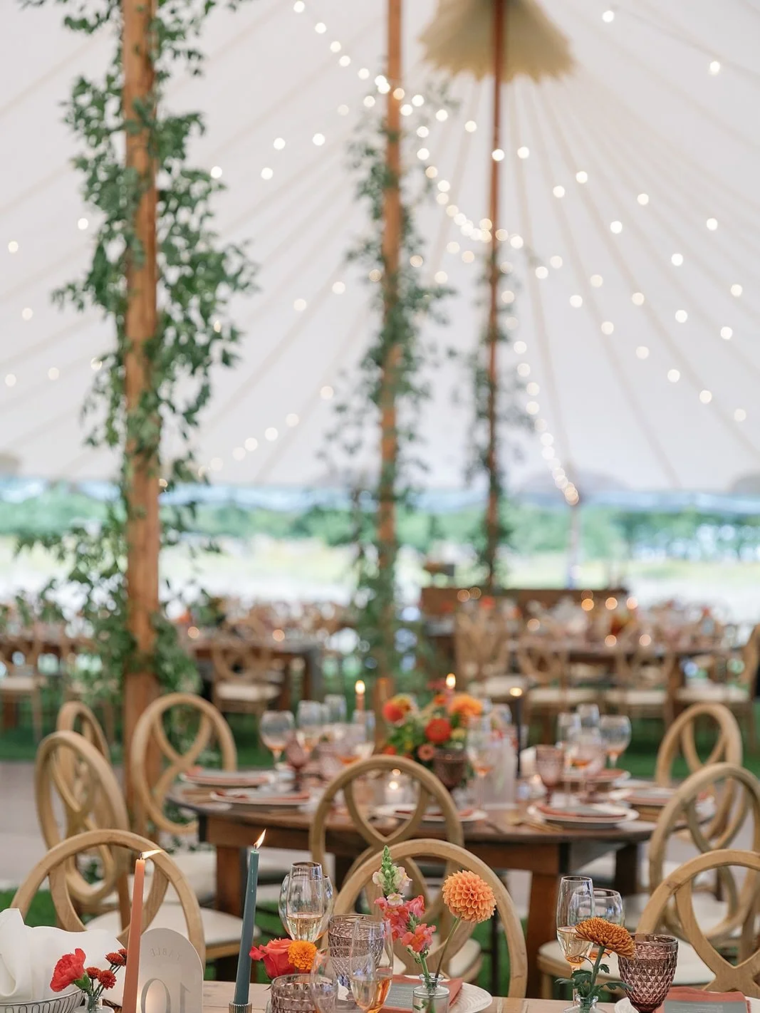 this was just the cheeriest day in september . . . the colors, the flavors, the COUPLE 😘😘 

the vibes from the moment guests arrived and grabbed their glass of pre-ceremony bubbley (in a pink glass) straight through the most epic of dance parties, 