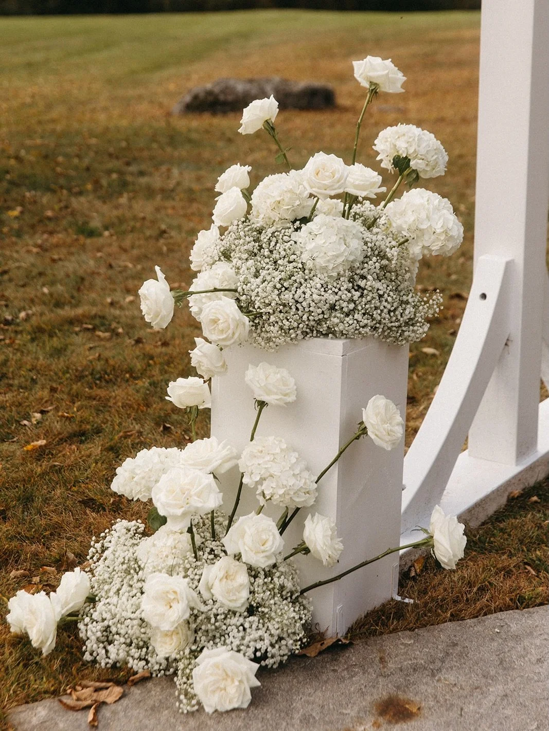. . . green and white done right! 🤍
.
.
.
credits:
venue: @cunninghamfarmmaine
photographer: @emilydelamater
catering + bar: @thebreadandbutterco
floral: @minkaflowers
hair + makeup: @lavenderportlandme
rentals: @onestopeventrentals 
lighting: @main