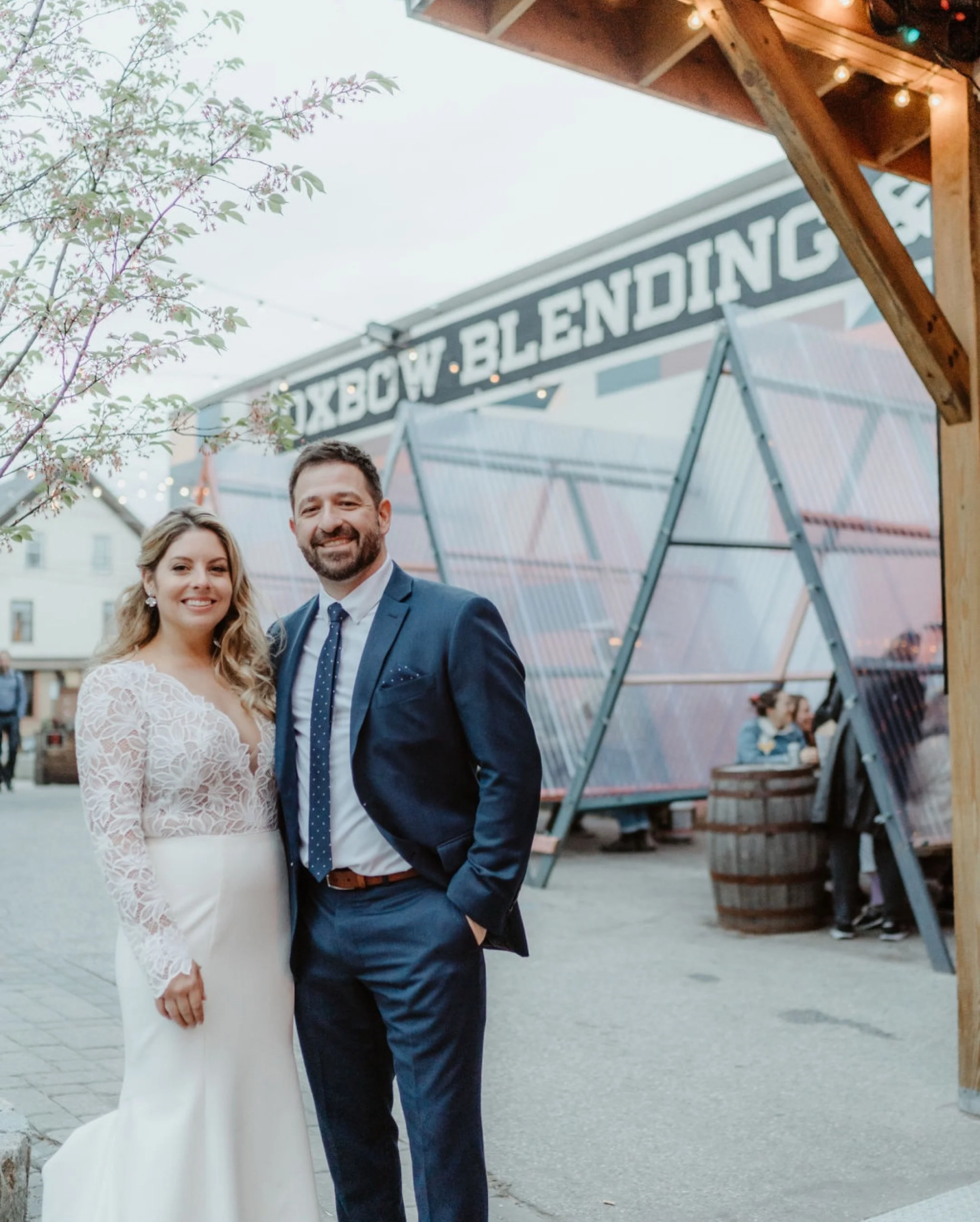 🍻 give the people what they want! 🍻
your wedding guests have clearly heard that maine is famous for beer, blueberries, and lobster . . . which one(s) are you giving them? 

melissa and justin embraced the glory of @oxbowbrewingcompany and washingto