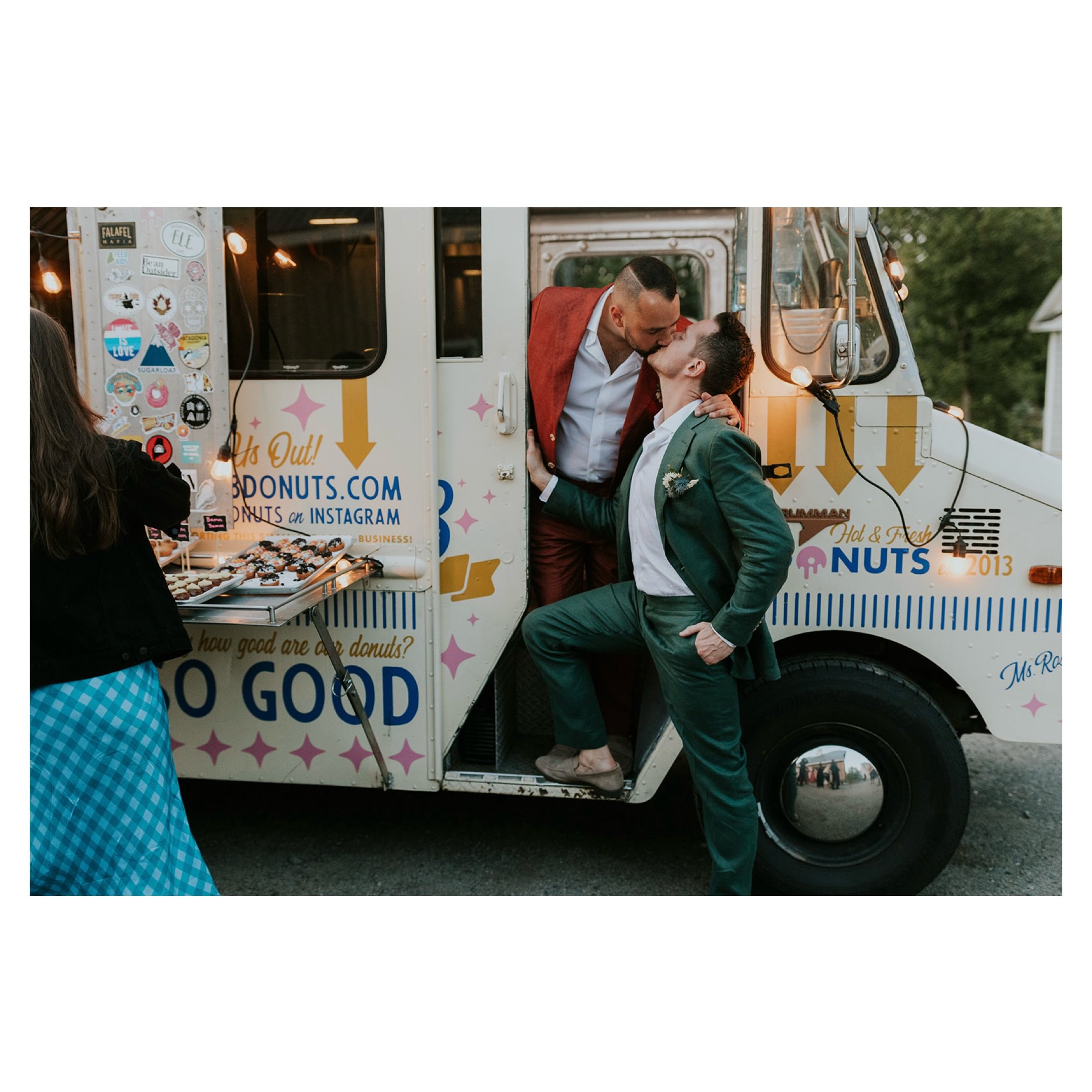 let&rsquo;s do more miniature donuts and pizza on summer nights, shall we? 🍩 🌈 🌅 

nothing sweeter than these two . . . happy 3 years to matthew + matthew, soulmates through and through. 
.
.
.
credits:
photographer: @fergiemphoto
venue: @autumnla