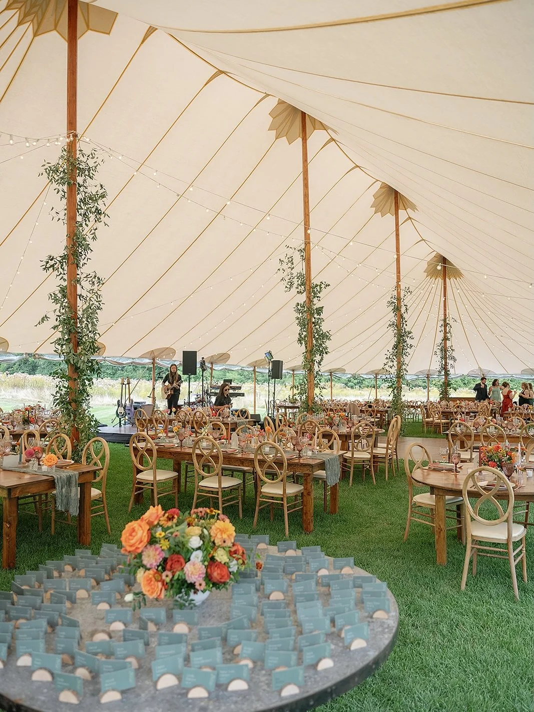 painting you a september scene - from the flowers to the wedding party attire to the cocktails to the groom&rsquo;s suit these two NAILED it. 🔥
.
.
.
credits:
photographer: @natalyadesenaphoto 
venue: @thebarnatflanaganfarm
catering + bar: @lake.and