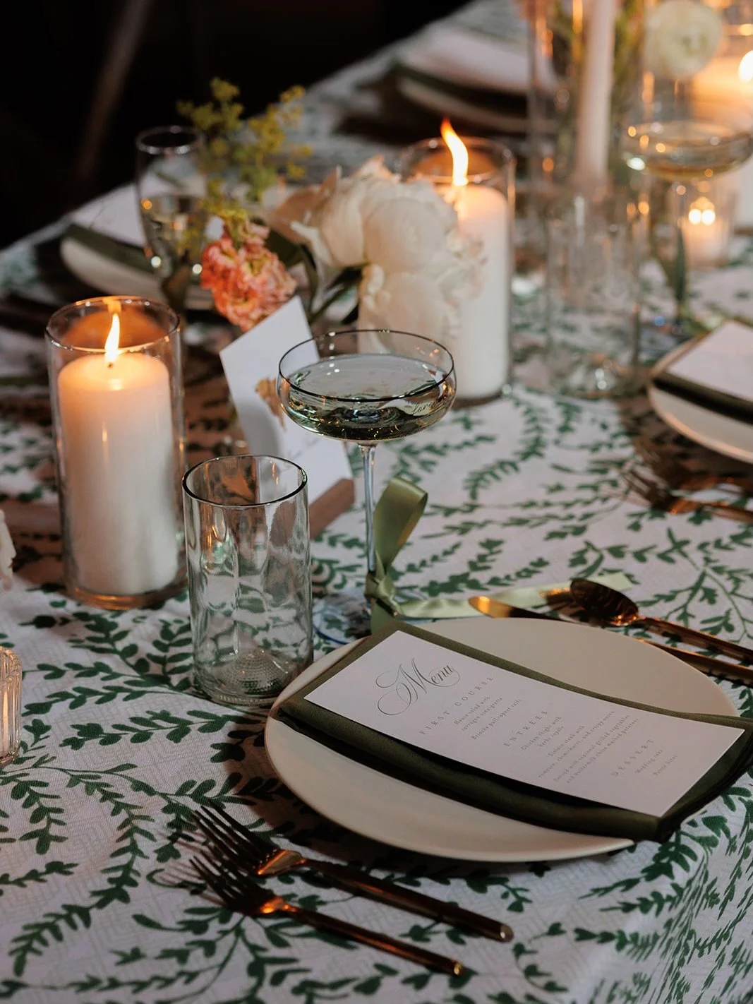 it&rsquo;s all in the details, darling - and shelby + shaun did not miss one detail . . . 

from their special champagne coupes and the sweetest lil vow books and the watercolor table names of their favorite places . . . to the darling cake knife and