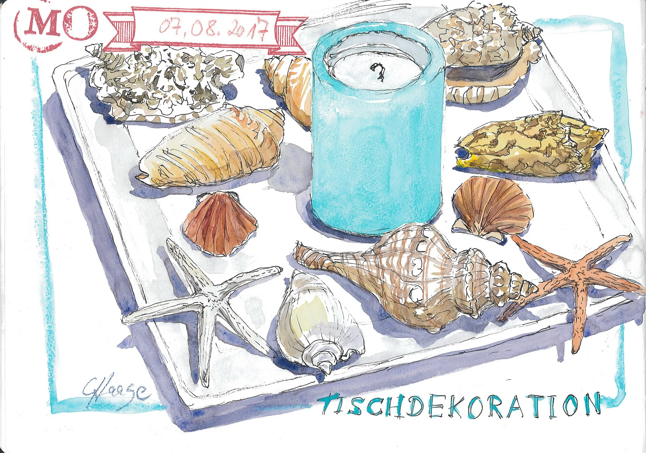 Muscheldekoration mit blauer Kerze