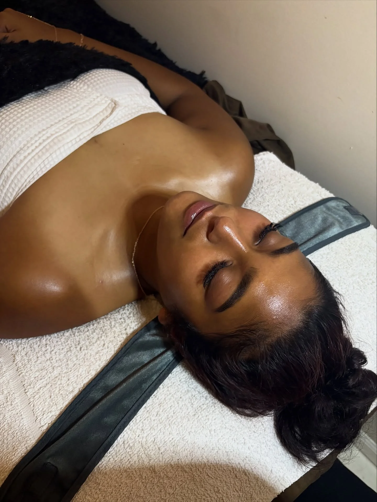 Holiday Ready Glow Starts Now! ✨ 

Get glowing before the gatherings 🥰 

The holiday season is almost here! Let your skin sparkle with it! 🙌🏽 

Book your Go &amp; Glow facial today!🤍

#egosalonandspa #egosalon #egospa #ego #njsalon #njspa #njsalo