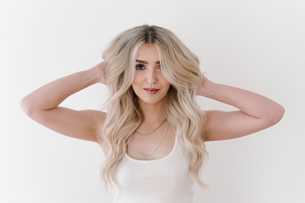 That new hair feeling! Get the look with our Signature Clips Ins! 
.
.
.
 #handtiedextensions #handtiedextensionsco #clipinhairextensions #clipins #handtiedclipins #handtiedhair #handtiedwefts #handtiedhairextensions #behindthechair #amazinghair #hai