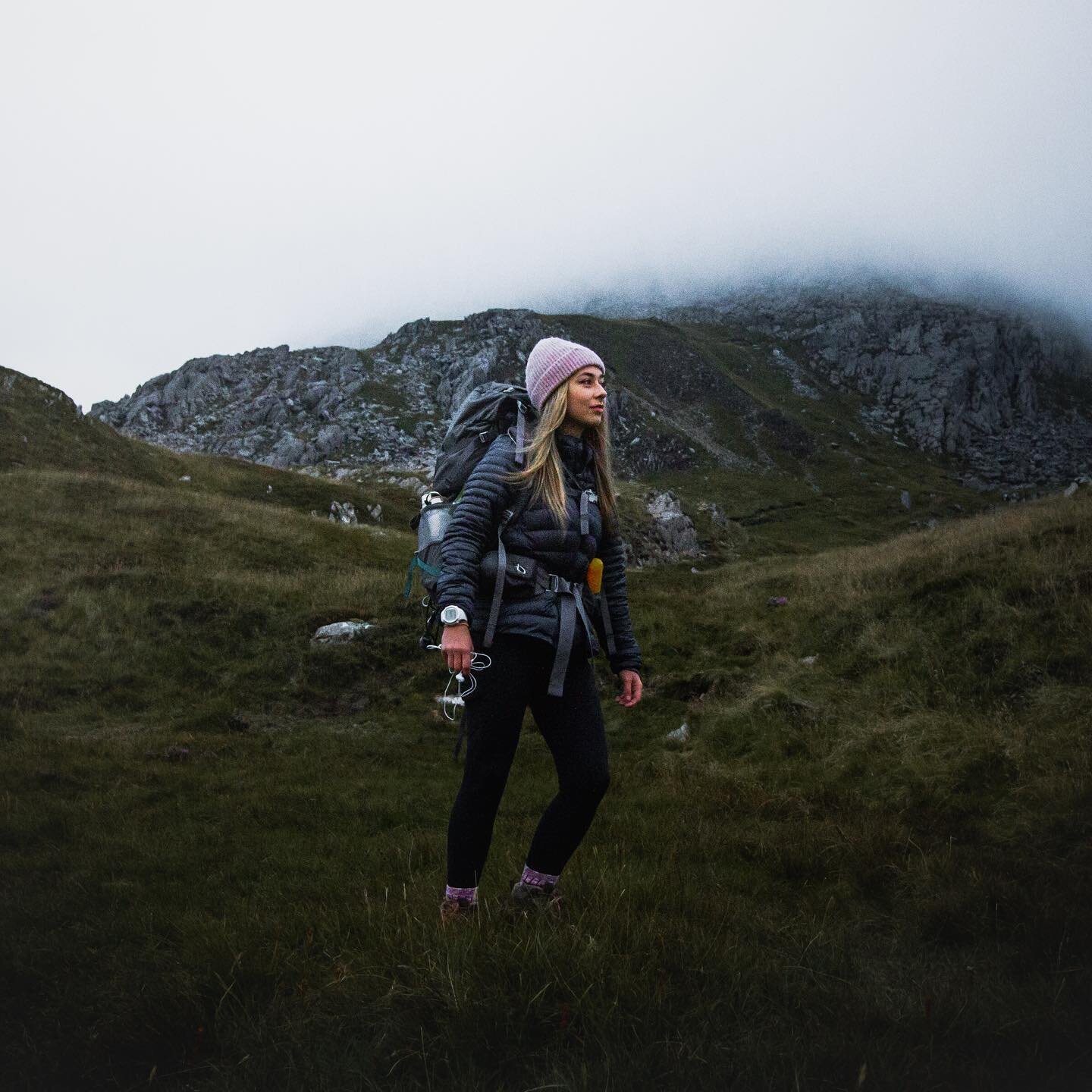 Moody mountain descents ⛰ the views I woke up to from my solo camp on Monday morning weren&rsquo;t exactly what I was expecting (we were forecast glorious sunshine), so I didn&rsquo;t continue on to my solo summit of Tryfan &hellip; however, when I u