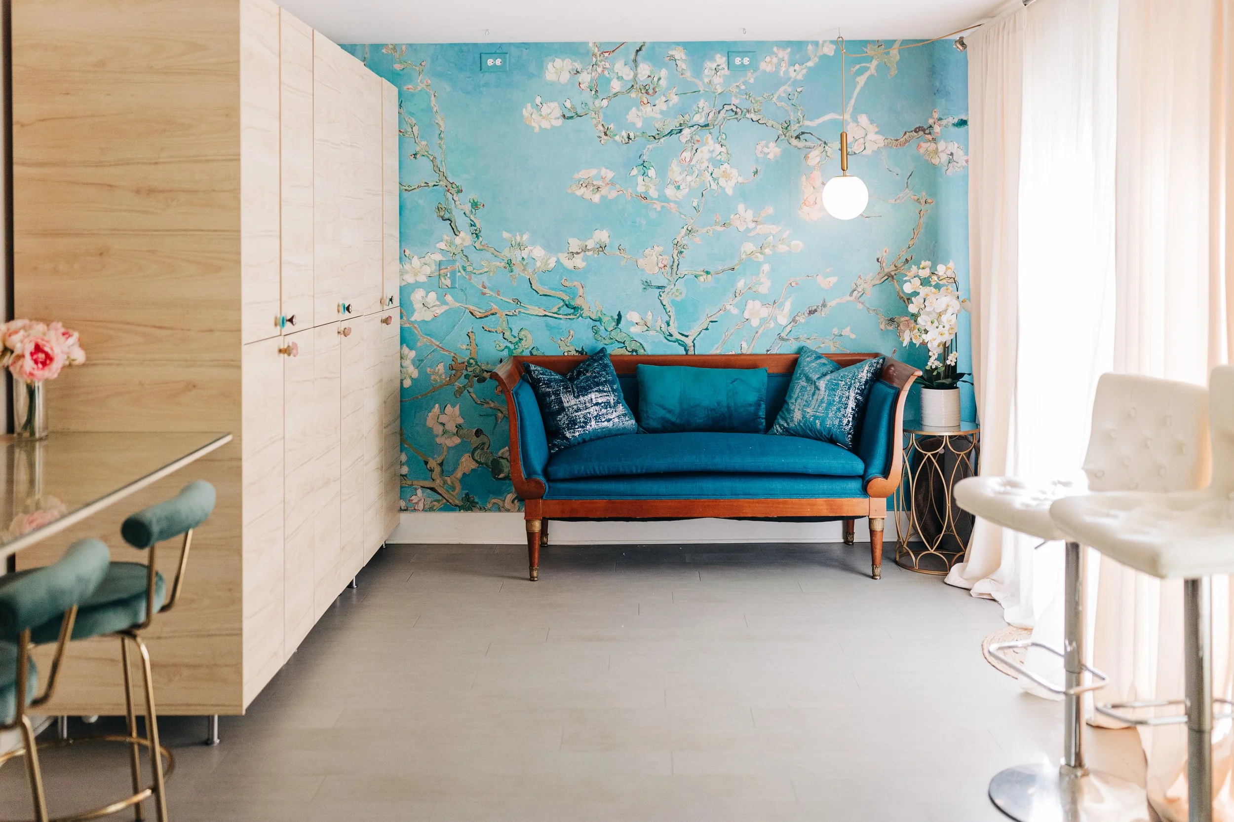 The Catlett Farm's Picturesque VanGogh wallpaper in the brides room