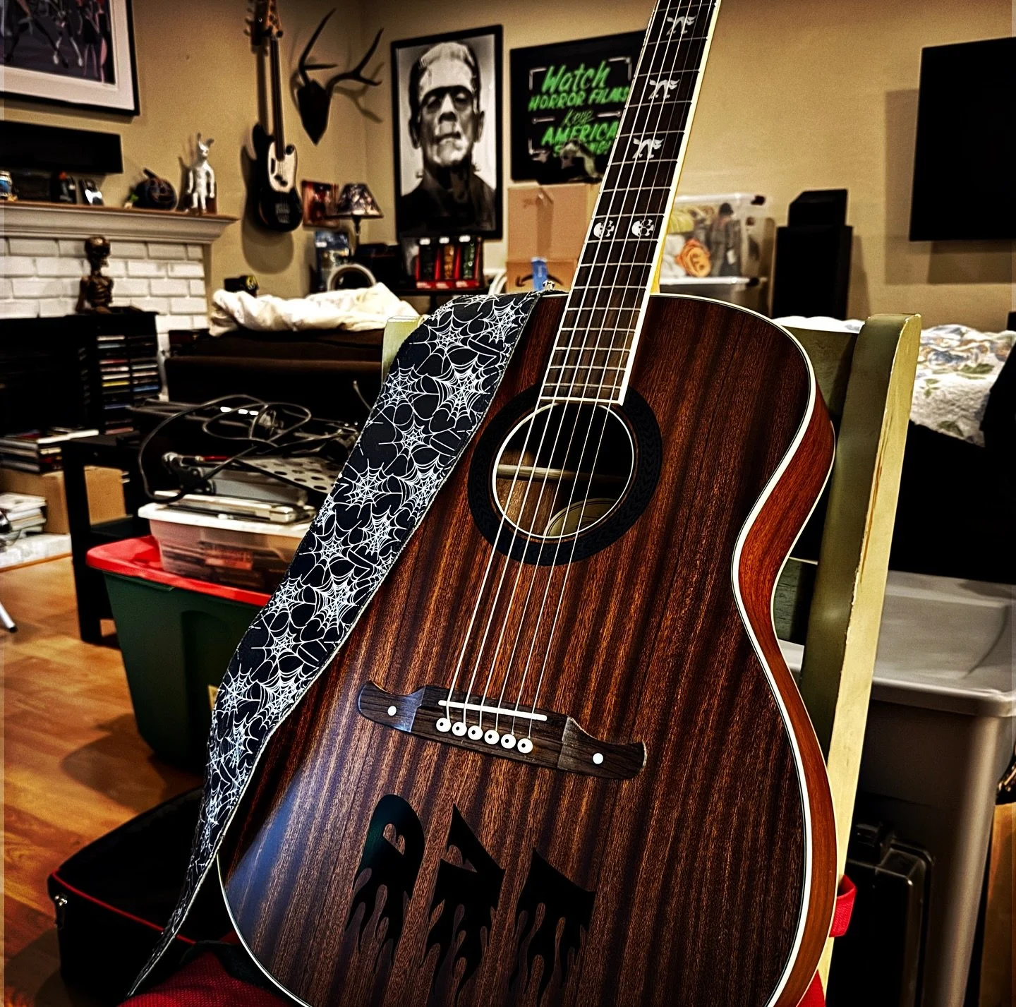 Thank you for the spiderweb guitar strap Steve (@surfmonsterband ) !

It&rsquo;s going out with us for another big night at a private Halloween 🎃 DVI Show!

#HalloweenConcert #HalloweenParty #DeadMansParty #ILoveHalloween

@fender @coffincaseofficia