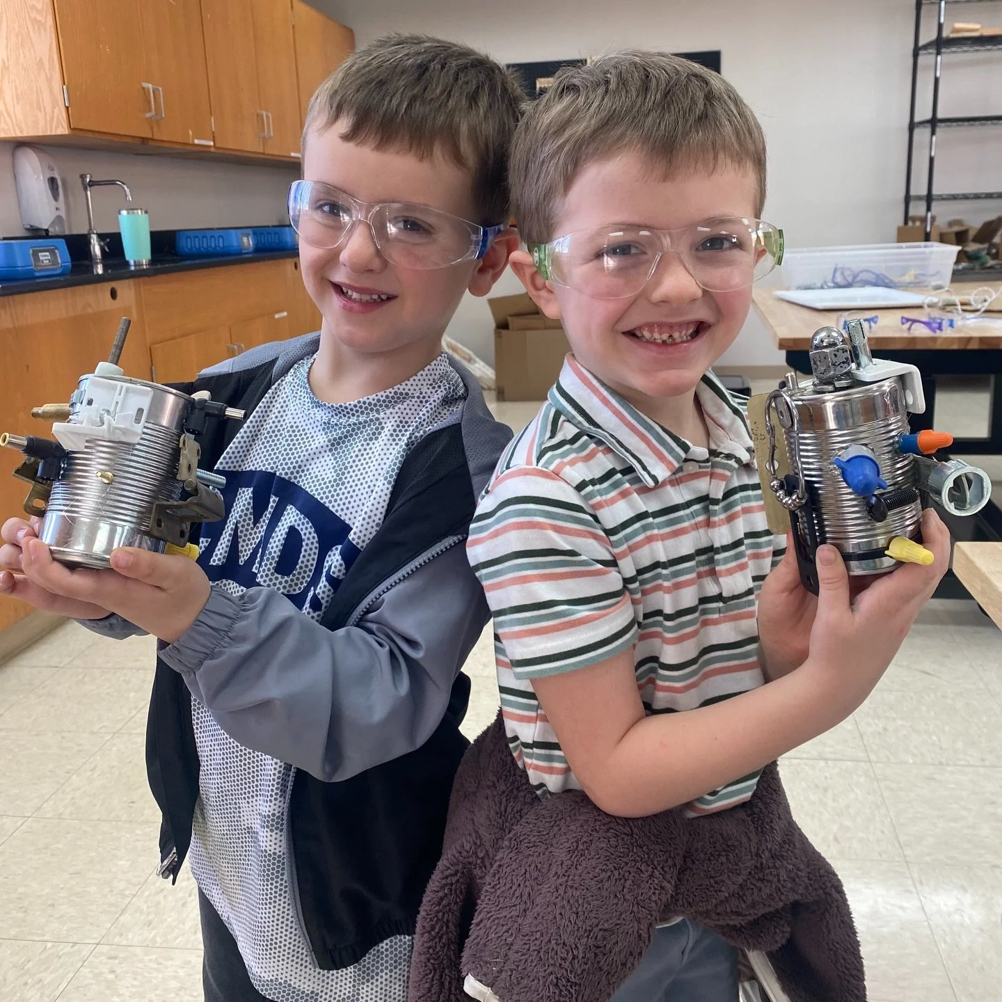 Our JK students headed up to the Makerspace to design and build their very own robots using recycled materials. With lots of creativity (and a little teamwork!), tin cans were transformed into one-of-a-kind robotic creations.
Innovation starts early 