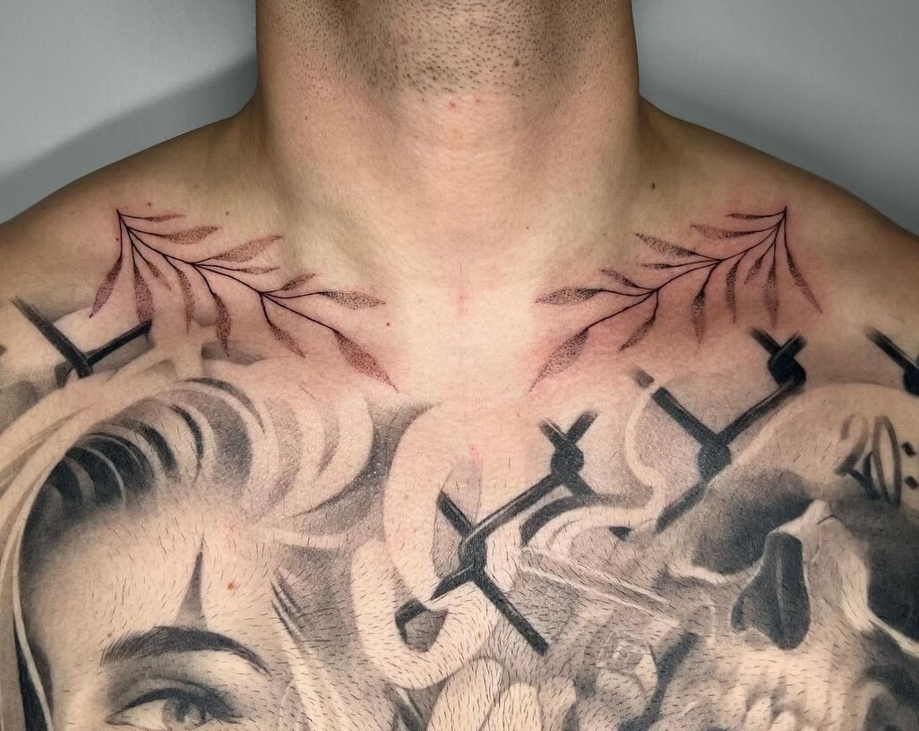 Collarbone tattoos by @paigestattoos 🌿 

The placement of this one has us😍🔥

Book your free consultation with Paige using the form on our website! 

#durhamregion #durhamregiontattoo #durhamregionbusiness #oshawa #oshawabusiness #oshawatattoos #to