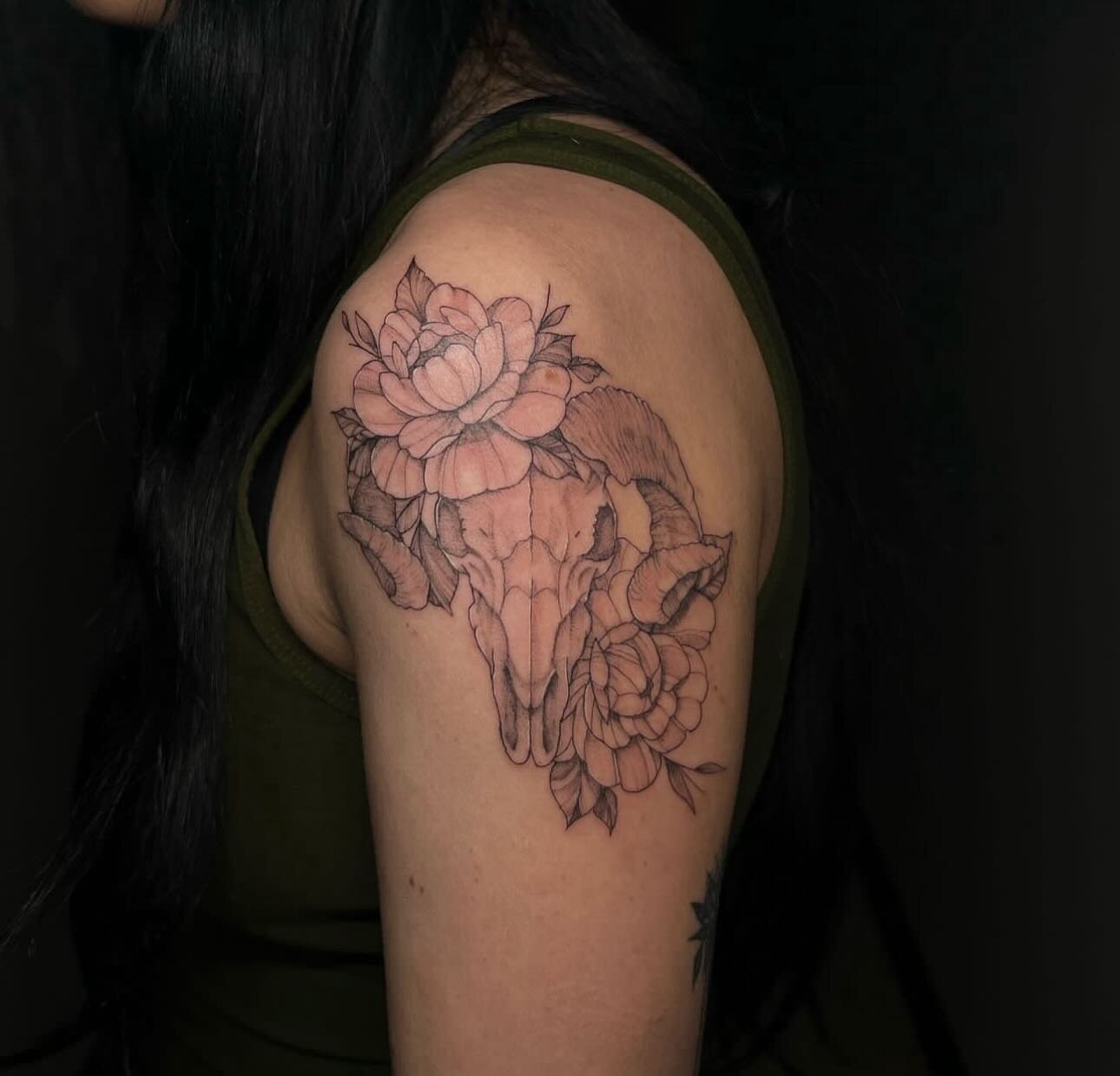 Fine line shoulder piece by @paigestattoos 

Spring is the perfect time to book and have tattoos healed for summer! ☀️ interested in this style? Book a free consultation with Paige on our website.

#durhamregion #durhamregiontattoo #durhamregionbusin