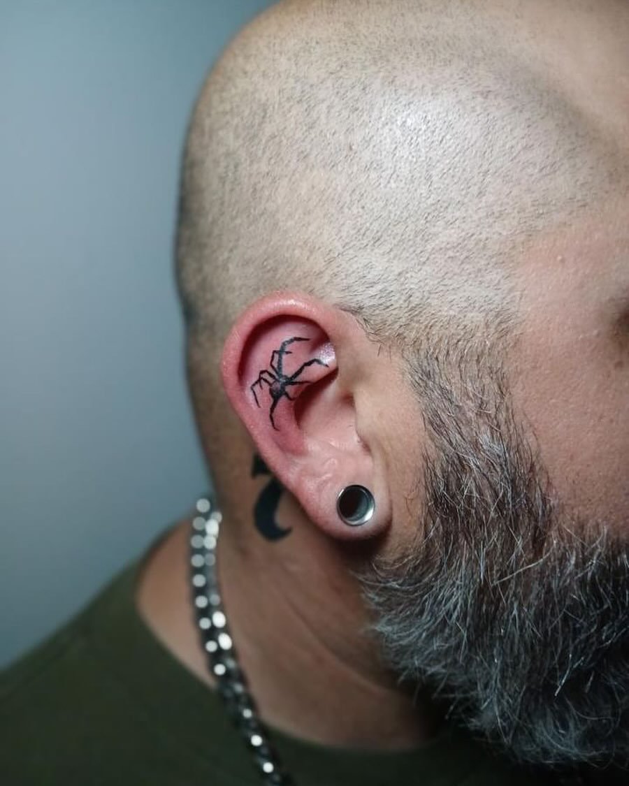 Creepy crawler ear tattoo by Colby!🕷️ 

Colby is building his apprentice portfolio- DM us your small/medium tattoo ideas to get booked in before his rates go up! Linework, script, traditional, or black work style tattoos only!🖋️ 

📍Oshawa, ON
☎️90
