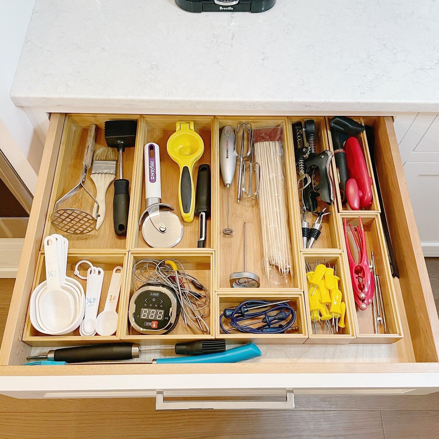 Goodbye disorder✌️

These bamboo drawer organizers from @thecontainerstore are magic✨ We refreshed this kitchen drawer and brought it from overwhelm to pure simplicity. Everything has a place. No more wasting those 15 seconds you don&rsquo;t have sif
