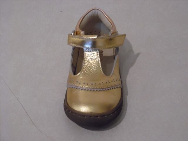 Gold T-strap for parties or everyday wear with stitched soles. #madeinItaly #girlsshoes sizes 20-25